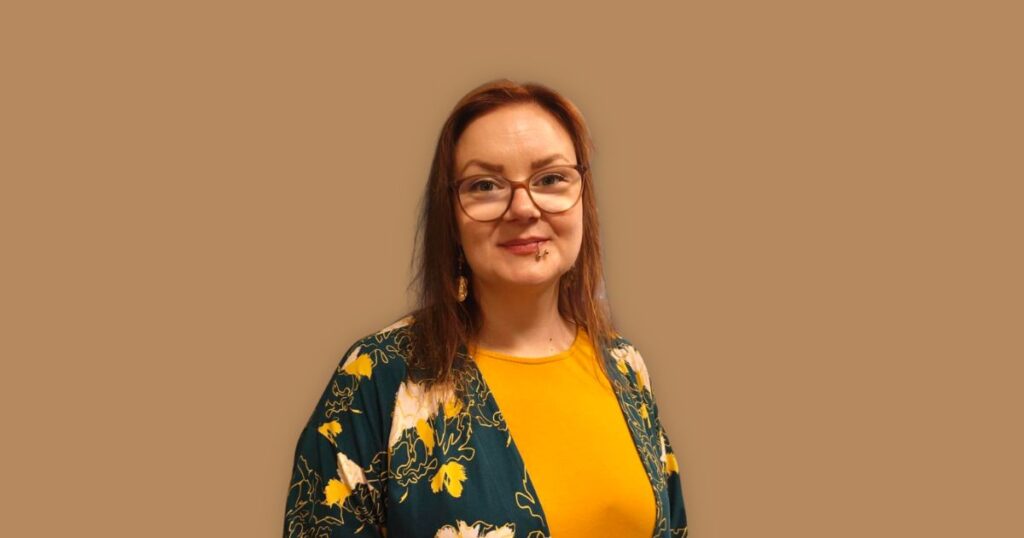 Virve Valtonen ruskealla taustalla